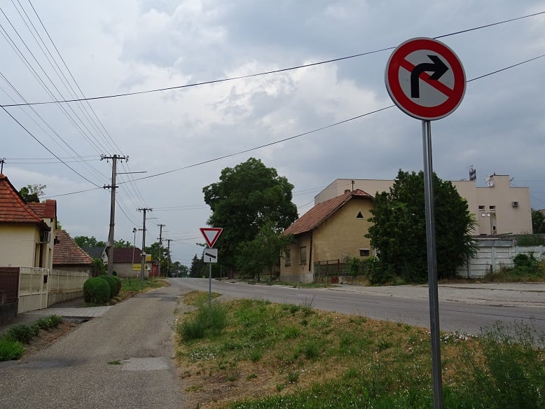 Muzslán a községi utak mentén kihelyeztük a közlekedési táblákat