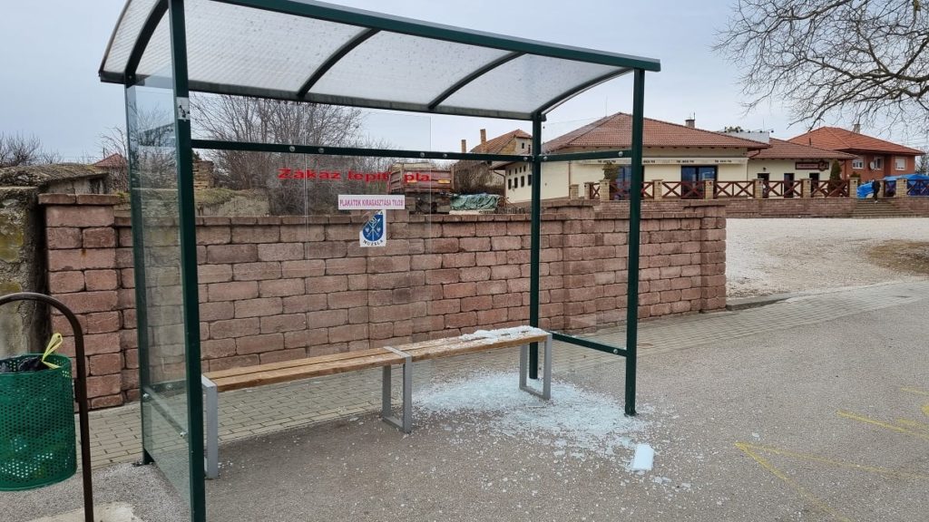 Vandalizmus: niekto rozbil autobusovú zastávku v Mužle