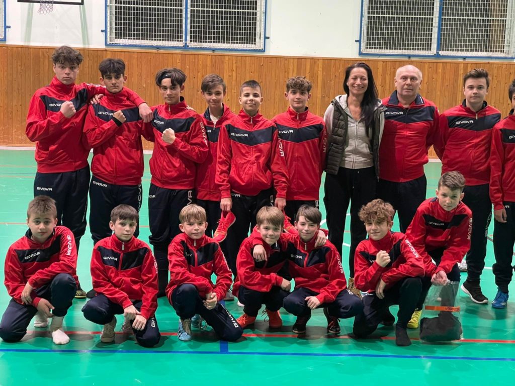 Žiaci futbalového mužstva AC Mužla U15 trénovali v nových teplákoch, ktoré im darovala Annamária Remesová