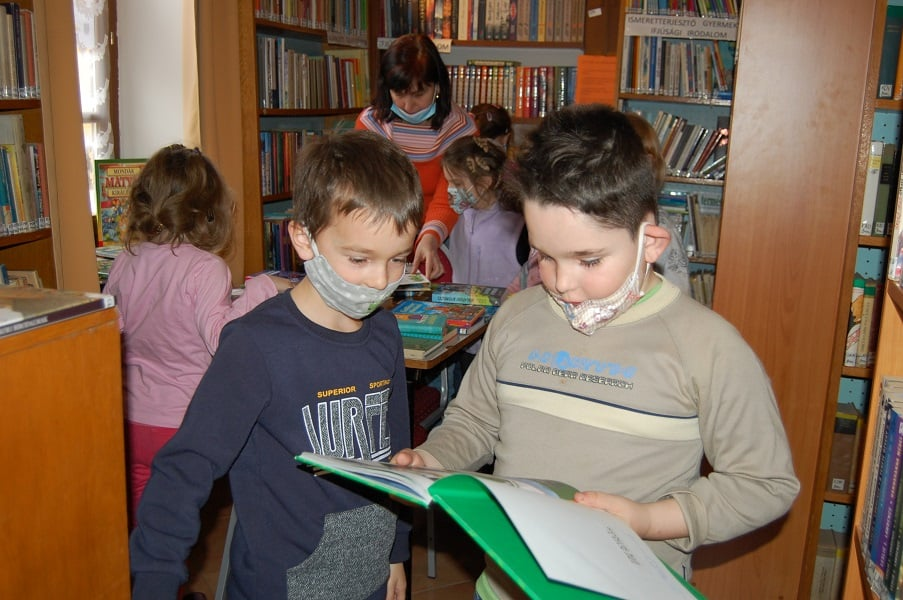 Iskolások foglalkozása a könyv hónapján a muzslai könyvtárban