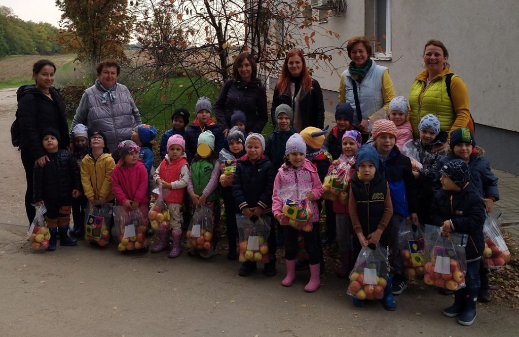 Mužlianski škôlkari boli na zbere jablkov v Dvoroch nad Žitavou
