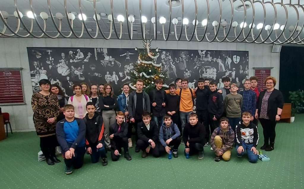 A muzslai Endrődy János Alapiskola tanulói a komáromi Jókai Színházba látogattak