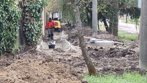 Zhotoviteľ pokračuje v rekonštrukcii a vo výstavbe chodníkov v obci Mužla