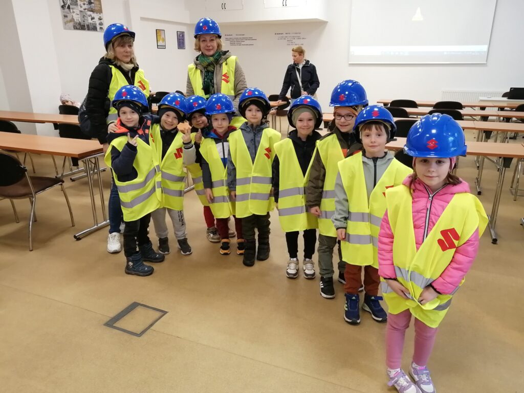 Mužlianski škôlkari navštívili automobilku Magyar Suzuki v Ostrihome