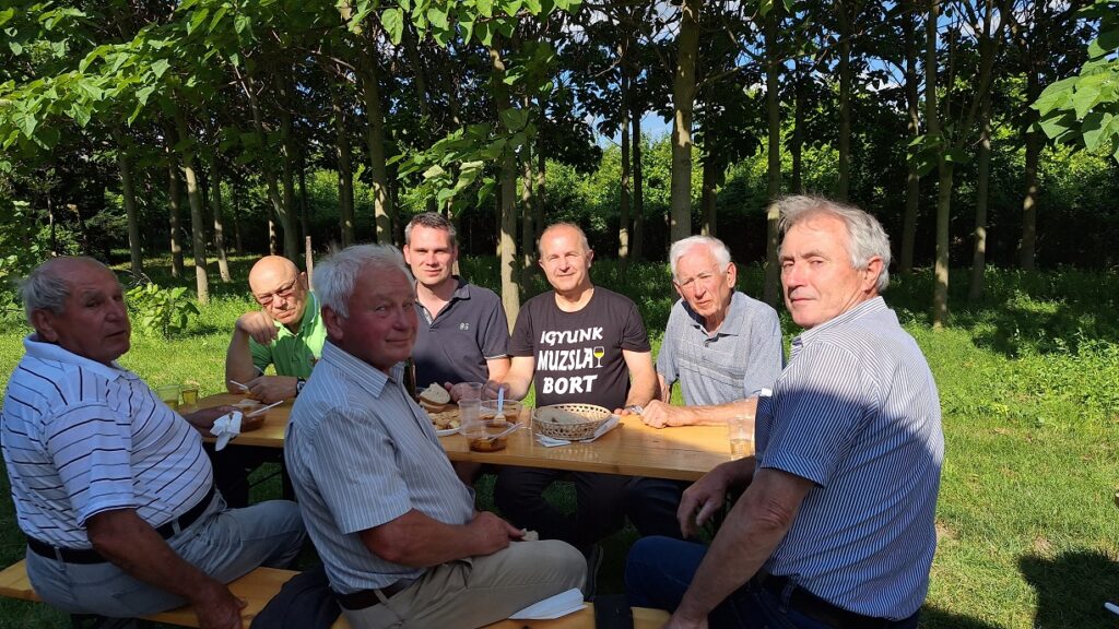 Stretnutie členov Záhradkárskeho zväzu ZO v Mužle na mužlianskom vinohrade