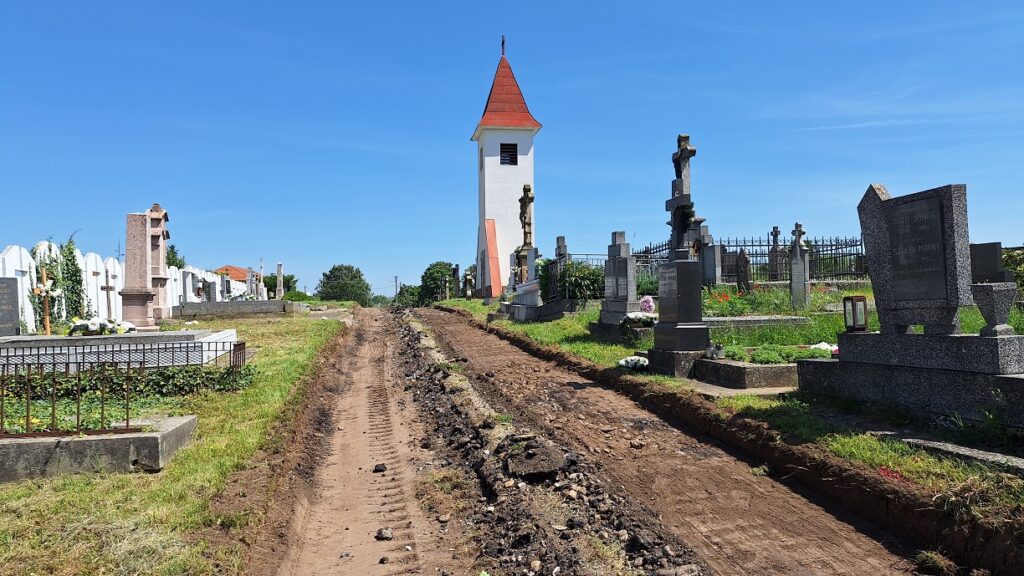 Zahájila sa rekonštrukcia a výstavba chodníkov v mužlianskom cintoríne