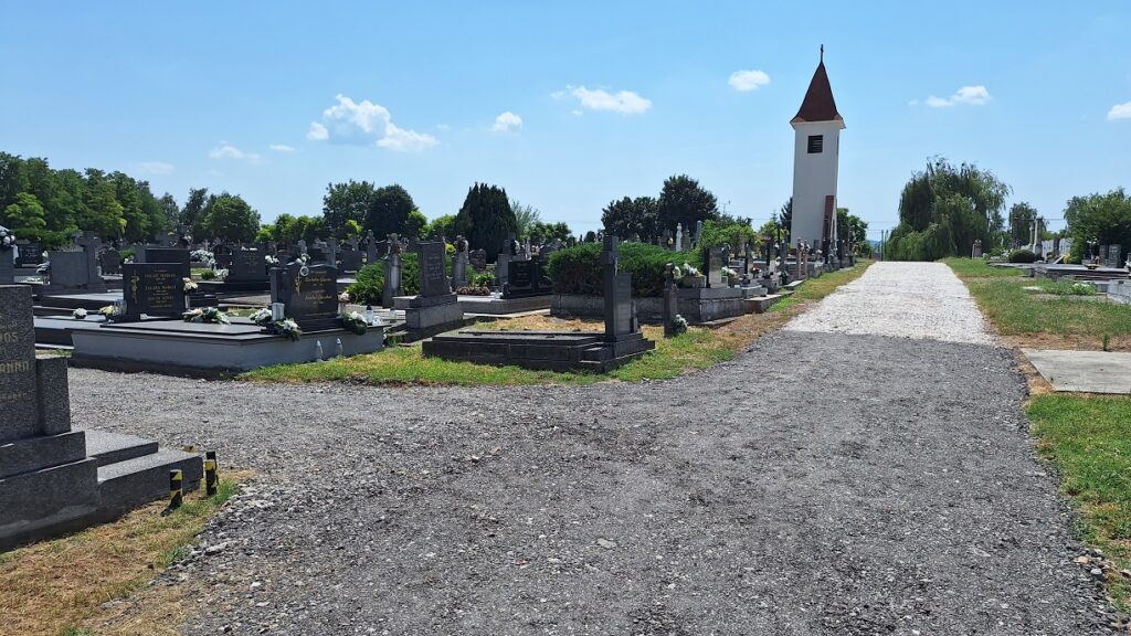 Pokračuje sa v rekonštrukcii chodníkov v mužlianskom cintoríne