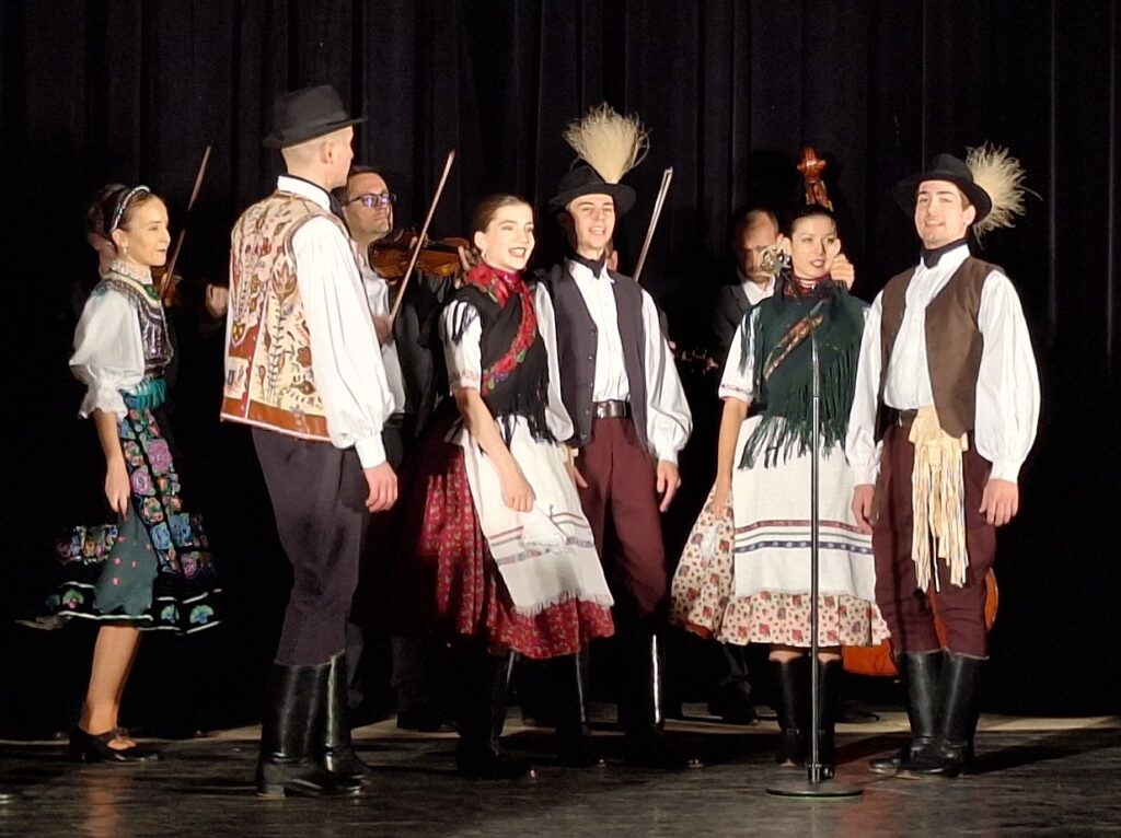 Predstavenie folklórneho súboru Ifjú Szivek s názvom Kukučie vajcia 2 v Mužle