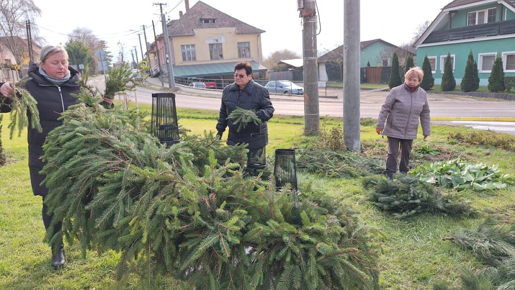 Vytvára sa adventný veniec v obci Mužla