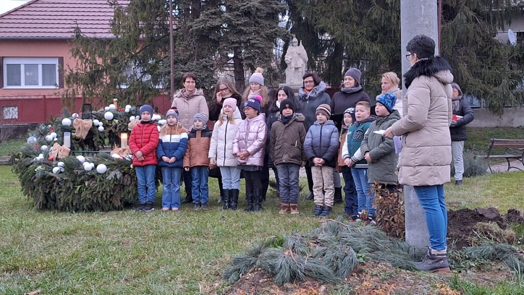 Spoločné zapálenie druhej sviečky na adventnom venci v Mužle