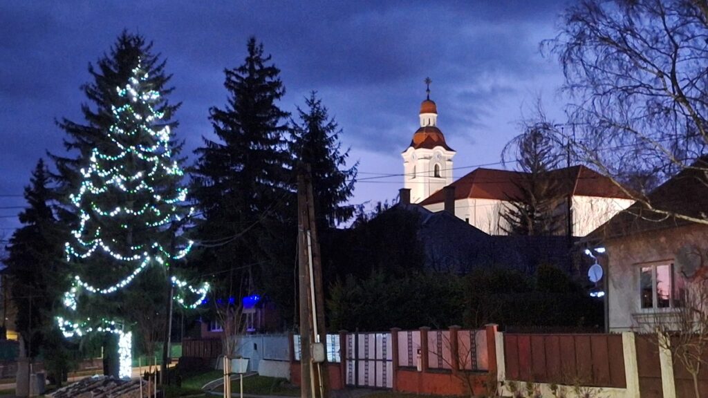 Západ slnka a večerné svetlá v obci Mužla