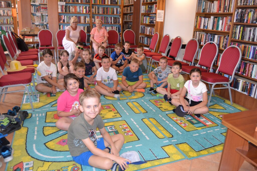 Oroszlán úr Sörénye, az 1. 3. osztályok látogatása a községi könyvtárban
