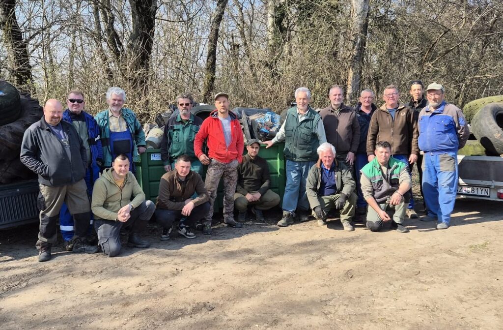 A muzslai Vadlibák Vadásztársaság szemétgyűjtése Muzsla határában