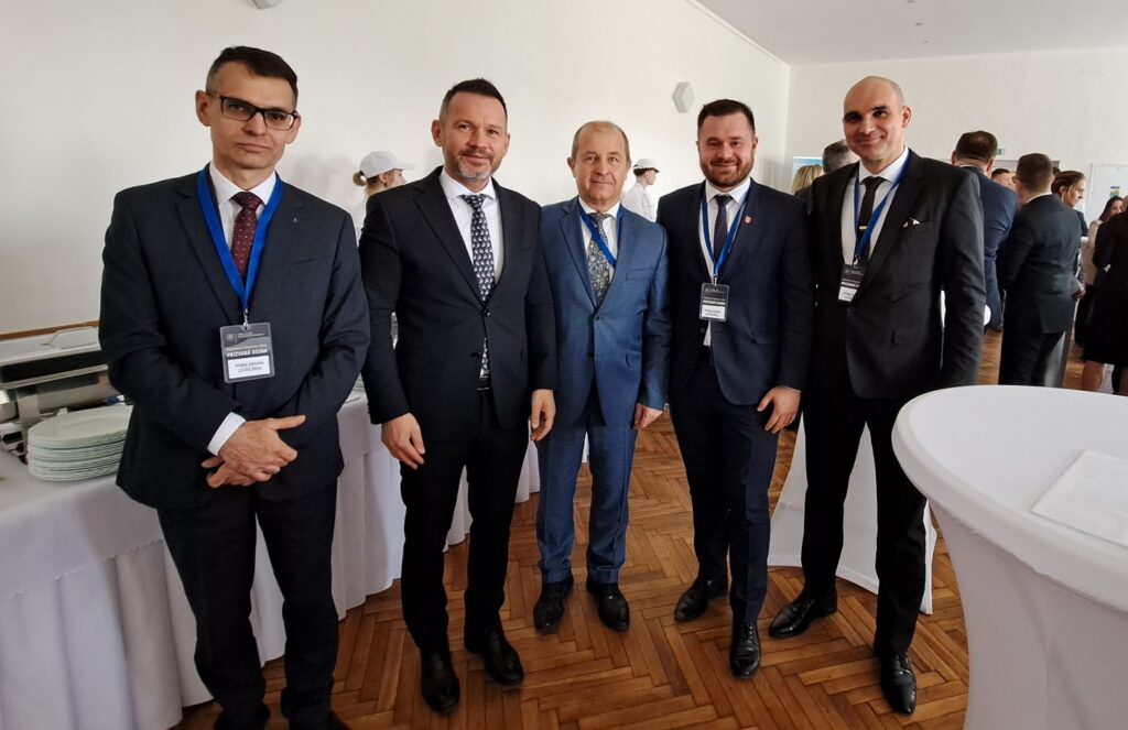 A SzK kormányának kihelyezett ülésén, Nyitraújlakon