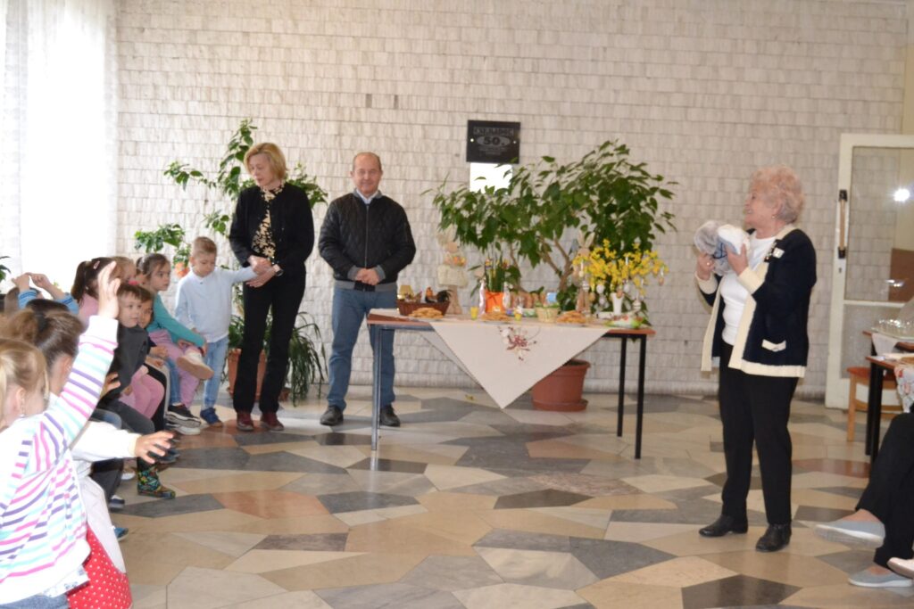 A muzslai óvodások húsvéti locsolással lepték meg a szépkorúakat