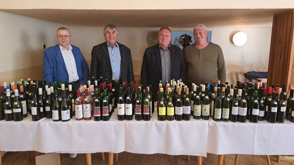 Kövesden, a Párkányi Borkörzet XXVI. borversenye eredményhirdetésén